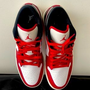 Jordan retro 1 Lows, red/white/black Chicago’s. Men’s 10.5/Womens 12